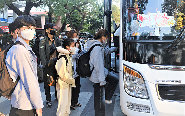 Các bạn sinh viên bước lên chuyến xe “Cùng PVOIL về quê đón Tết” xuân Giáp Thìn 2024 - Ảnh: Q.L.