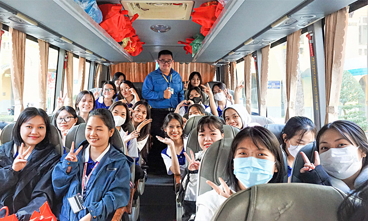 Sinh viên Trường ĐH Sài Gòn trên chuyến xe đoàn viên về đón Tết cùng gia đình - Ảnh: Q.L.