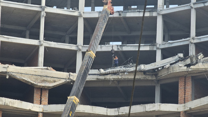 Một số hạng mục của tòa nhà 12 tầng xây trái phép ở Phú Quốc chính thức được tháo dỡ - Ảnh: LY TRẦN