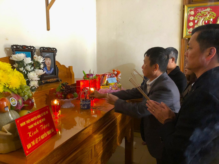 Lãnh đạo chính quyền xã Sơn Kim 1 và gia đình thắp hương tại bàn thờ mới của liệt sĩ Nguyễn Thanh Hải - Ảnh: H.A.