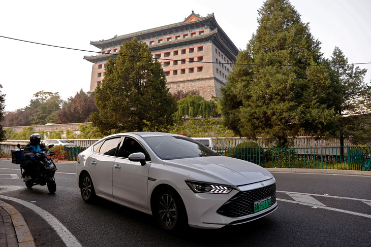 Xe điện của BYD di chuyển trên đường phố ở Bắc Kinh, Trung Quốc ngày 31-12-2023 - Ảnh: REUTERS