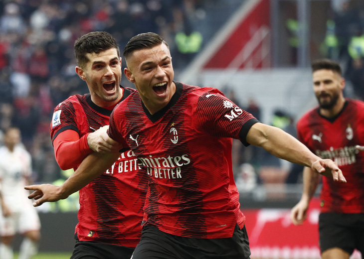 Niềm vui của các cầu thủ Milan sau khi ghi bàn vào lưới Cagliari - Ảnh: REUTERS