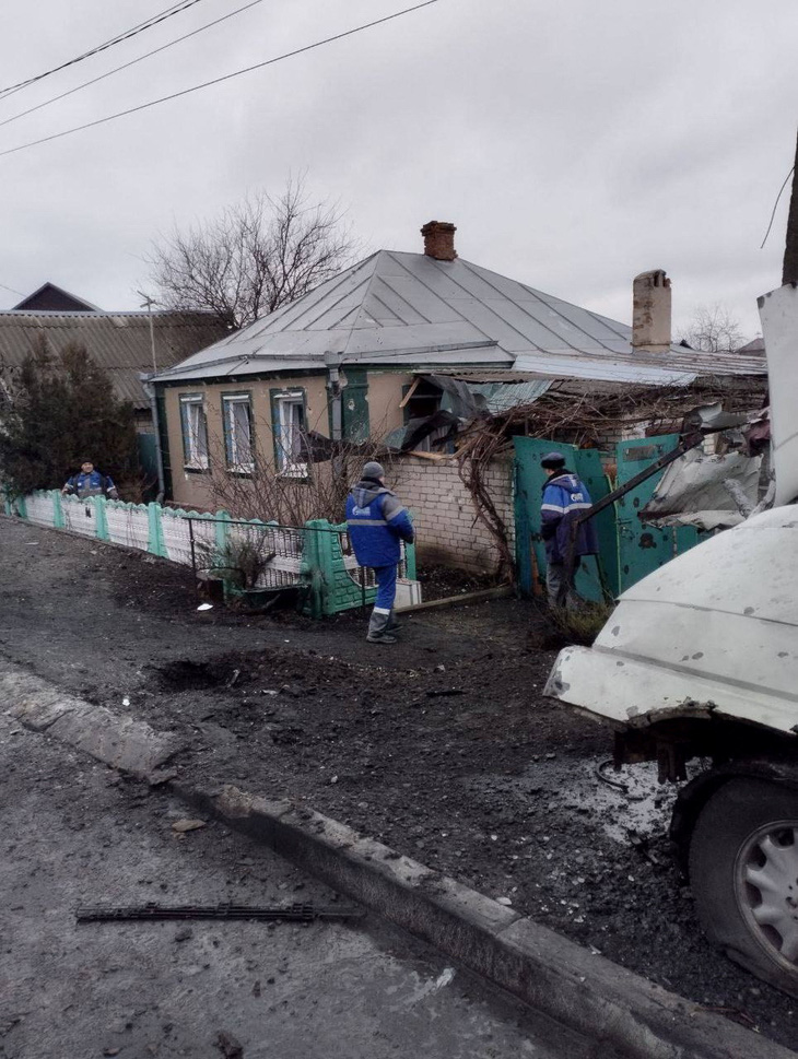 Quang cảnh một ngôi nhà bị hư hại sau cuộc tấn công quân sự của Ukraine ở vùng Belgorod, Nga, trong bức ảnh được công bố ngày 2-1 - Ảnh: REUTERS