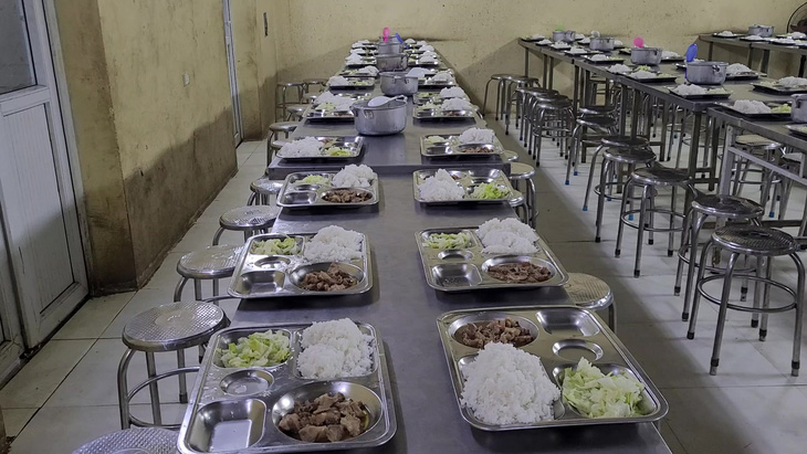 Các suất cơm của học sinh Trường phổ thông dân tộc bán trú THCS Trung Lý, huyện Mường Lát được bày trong phòng ăn sạch sẽ, gọn gàng - Ảnh: HÀ ĐỒNG