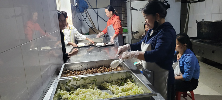 Thực phẩm được nấu nóng sốt phục vụ học sinh Trường phổ thông dân tộc bán trú THCS Trung Lý, huyện Mường Lát - Ảnh: HÀ ĐỒNG