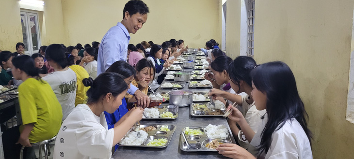 Hằng ngày, thầy giáo trong ban giám hiệu Trường phổ thông dân tộc bán trú THCS Trung Lý, huyện Mường Lát (Thanh Hóa) luôn quan tâm đến bữa cơm bán trú của học sinh - Ảnh: HÀ ĐỒNG