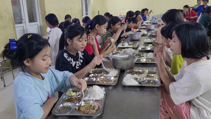 Các em học sinh Trường phổ thông dân tộc bán trú THCS Trung Lý, huyện Mường Lát ăn bữa cơm tối ngon miệng - Ảnh: HÀ ĐỒNG