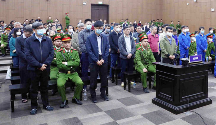 Các bị cáo vụ án Việt Á tại phiên tòa - Ảnh: GIANG LONG