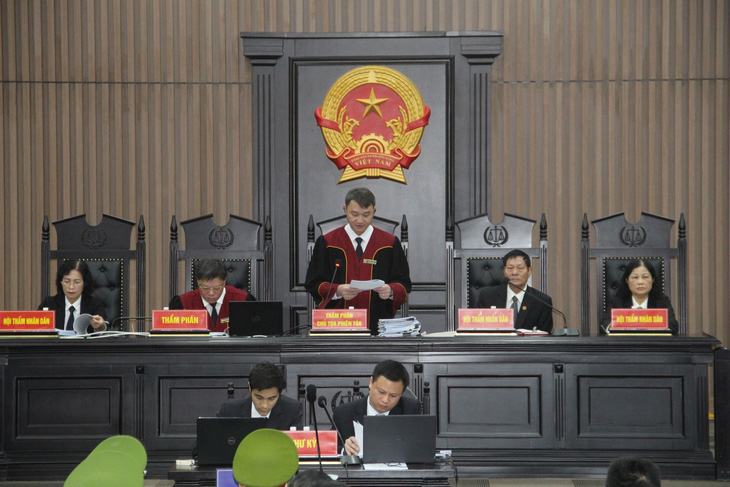 Hội đồng xét xử đọc cáo trạng vụ án Việt Á- Ảnh: GIANG LONG