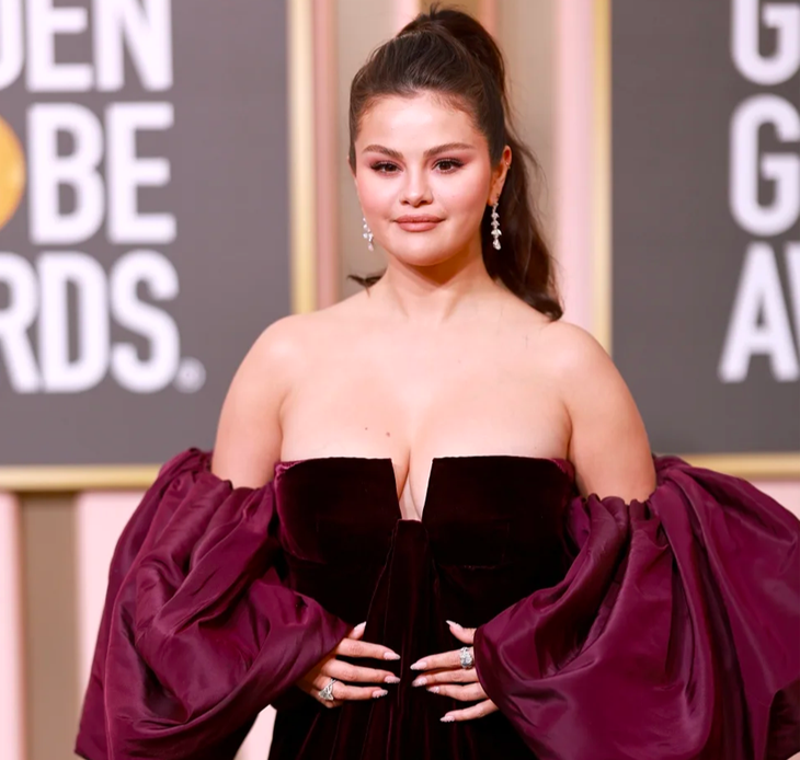 Selena Gomez trên thảm đỏ Quả cầu vàng 2023 vào tháng 1-2023 - Ảnh: EW