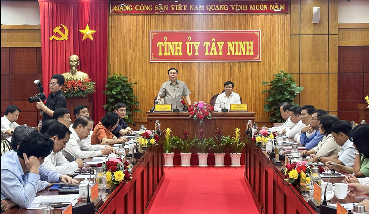 Chủ tịch Quốc hội Vương Đình Huệ làm việc với Ban Thường vụ Tỉnh ủy Tây Ninh - Ảnh: MINH PHÚ