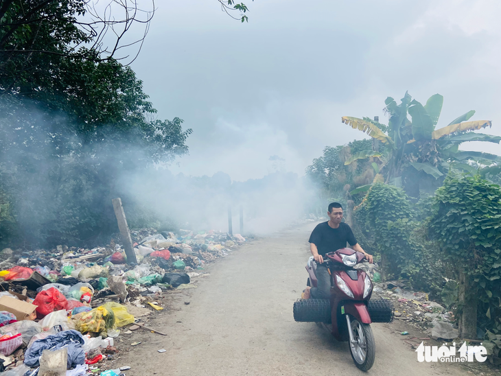 Theo chuyên gia, đốt rác tự phát là một trong những nguyên nhân dẫn đến chất lượng không khí ở Hà Nội nhiều thời điểm ở ngưỡng xấu (ảnh chụp tại bãi giữa sông Hồng, quận Tây Hồ, Hà Nội tháng 12-2023) - Ảnh: QUANG THẾ