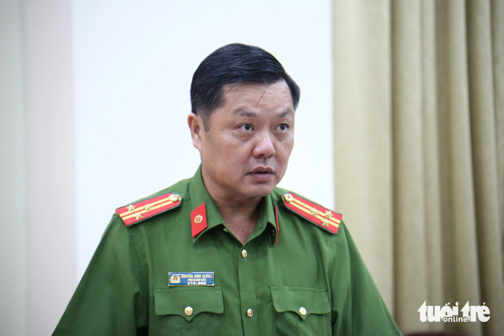Thượng tá Nguyễn Đình Dương, phó giám đốc Công an TP.HCM, chủ trì hội nghị - Ảnh: MINH HÒA