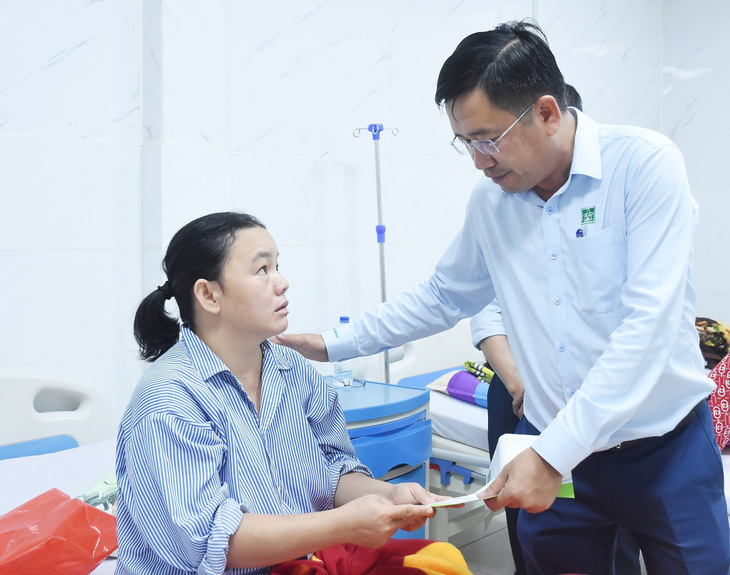 Ông Bùi Văn Quang, Tổng giám đốc Công ty CP Môi trường đô thị Quảng Ngãi thăm hỏi chị Lưu sau khi bị bắn lúc làm việc giữa khuya 