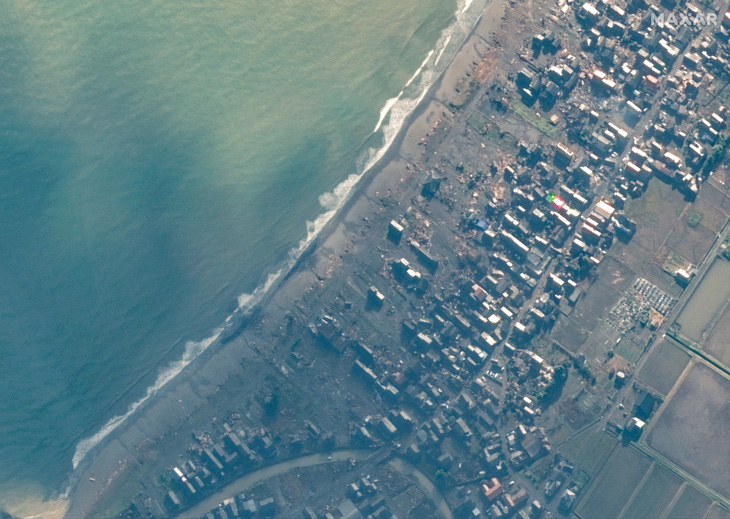 Ảnh vệ tinh cho thấy những ngôi nhà bị hư hại dọc theo bờ biển sau động đất ở Ukai, Nhật Bản hôm 2-1 - Ảnh: REUTERS/MAXAR TECHNOLOGIES