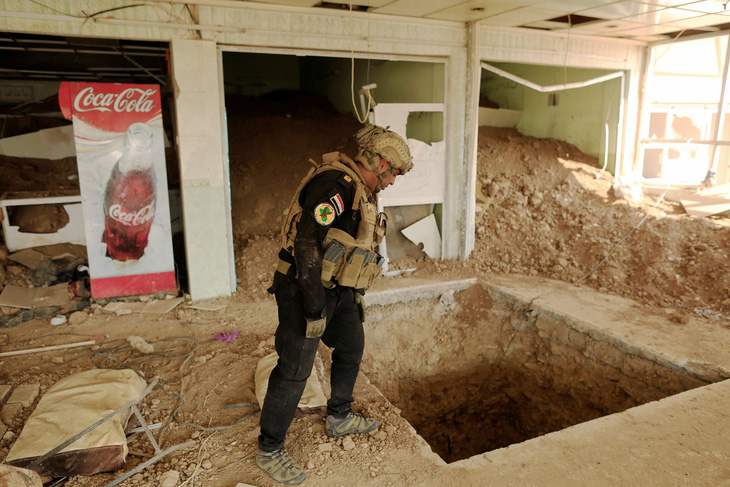 Đặc nhiệm Iraq phát hiện lối vào đường hầm IS ở thị trấn Bazwaya gần Mosul năm 2016 - Ảnh: Reuters