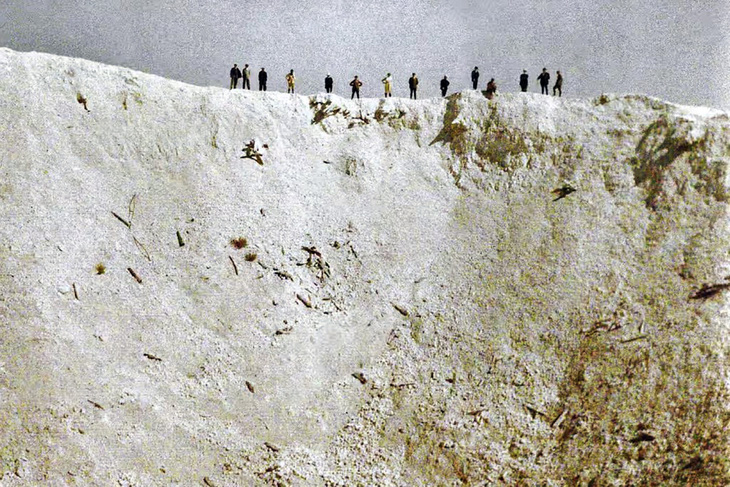 Quân Anh kích nổ bom đường hầm dưới phòng tuyến Đức trong trận chỏm núi Messines năm 1917 - Ảnh: Galerie Bilderwelt