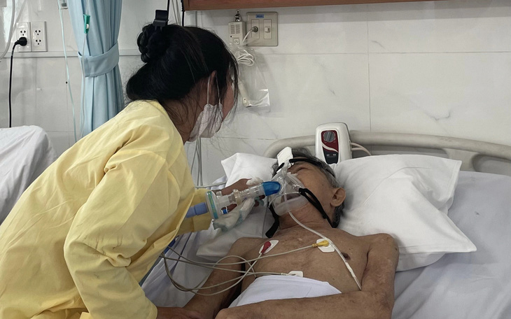 Người lớn tuổi phải nhập viện thở máy do cúm mùa tại Bệnh viện Thống Nhất (TP.HCM) - Ảnh: THU HIẾN
