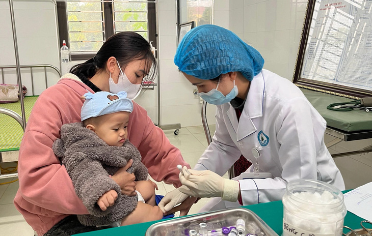 Bé Phùng Hải Đăng, 10 tháng tuổi, được tiêm vắc xin 5 trong 1 vào ngày 3-1 tại Trạm y tế xã Bình Yên, tỉnh Tuyên Quang - Ảnh: HỒNG HÀ
