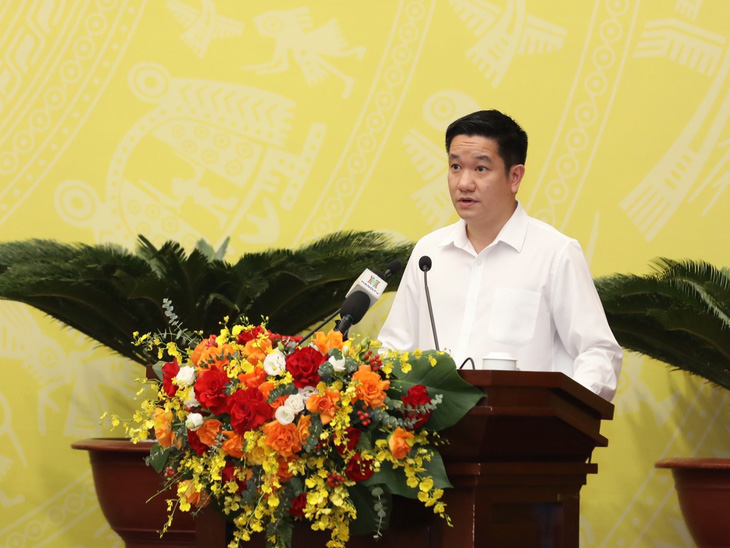 Ông Nguyễn Huy Cường trả lời chất vấn tại một kỳ họp HĐND TP thời điểm đang giữ chức giám đốc Sở Tài nguyên và Môi trường - Ảnh: QUANG VIỄN