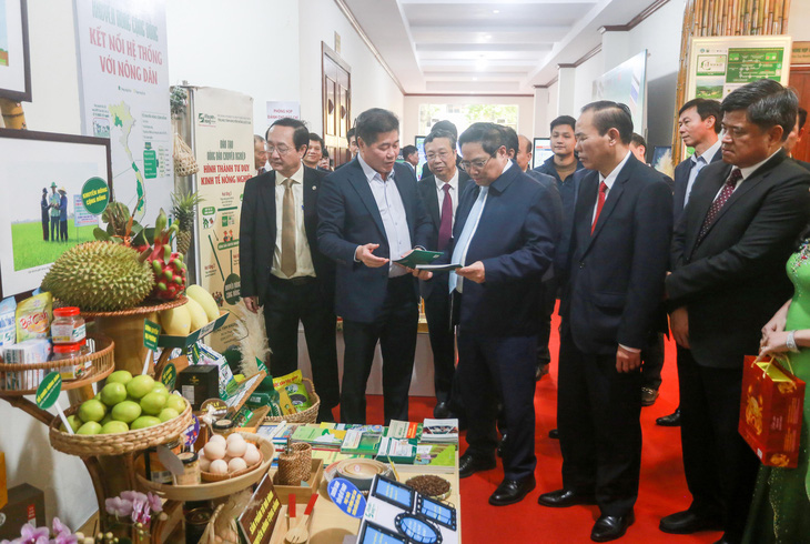 Thủ tướng tham quan gian hàng trưng bày các sản phẩm nông nghiệp - Ảnh: C.TUỆ