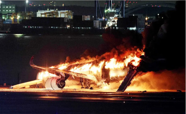 379 người trên chuyến bay 516 Japan Airlines chỉ có 90 giây để thoát khỏi máy bay đang cháy - Ảnh: AFP