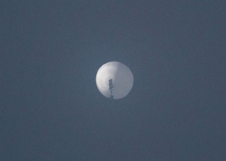 Trong ảnh, một khinh khí cầu Trung Quốc bay trên bầu trời thành phố Billings, bang Montana, Mỹ vào ngày 1-2-2023 - Ảnh: REUTERS