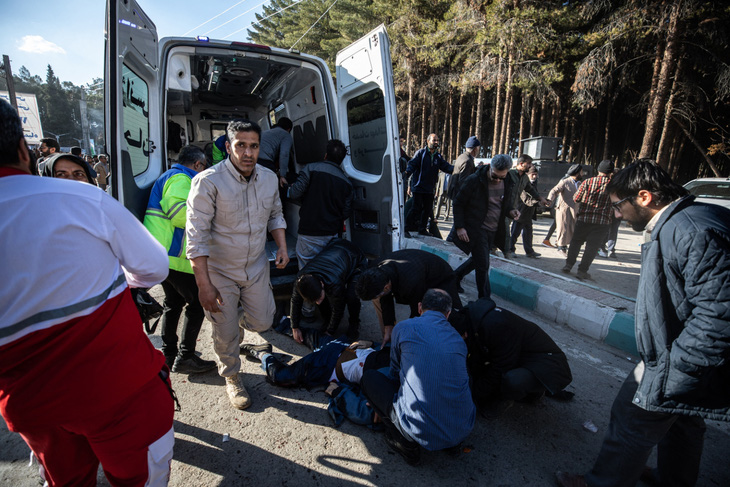 Lực lượng y tế sơ cứu cho người bị thương bởi hai vụ nổ liên tiếp tại nghĩa trang liệt sĩ thành phố Kerman (Iran) ngày 3-1 - Ảnh: AFP