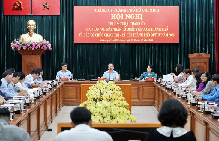 Phó bí thư Thành ủy TP.HCM Nguyễn Phước Lộc chủ trì hội nghị - Ảnh: HỮU HẠNH