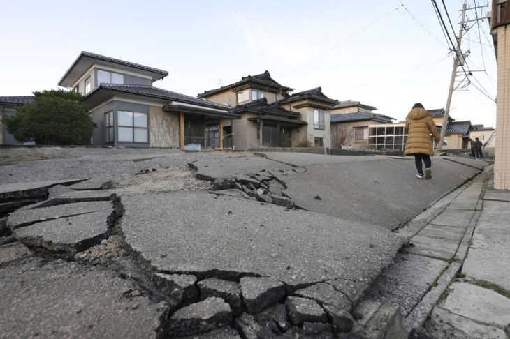 Một con đường ở thị trấn Uchinada, phía bắc Kanazawa, tỉnh Ishikawa, bị hư hại sau trận động đất hôm 1-1-2024 - Ảnh: KYODO
