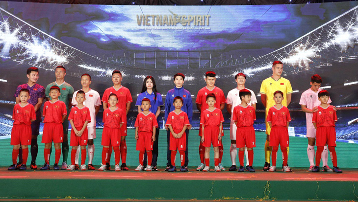 Các cầu thủ nam, nữ, futsal quốc gia mặc trang phục mới tại lễ ký hợp đồng trang phục mới của bóng đá Việt Nam giai đoạn 2024-2027 - Ảnh: VFF