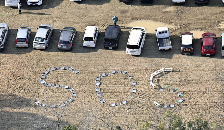 Chữ SOS (Hãy cứu trợ) được xếp bằng ghế tại sân tập Noto Satoyama Satoumi Meister của Đại học Kanazawa vào hôm 2-1 sau khi động đất tấn công Suzu, tỉnh Ishikawa, Nhật Bản - Ảnh: REUTERS