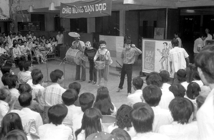 Quang Minh, Bích Thủy, Xuân Hương, Tất My Loan (từ trái qua) trong ngày ra mắt Tuổi Trẻ Cười Sống tại tòa soạn báo Tuổi Trẻ vào ngày 21-6-1987 - Ảnh tư liệu báo Tuổi Trẻ