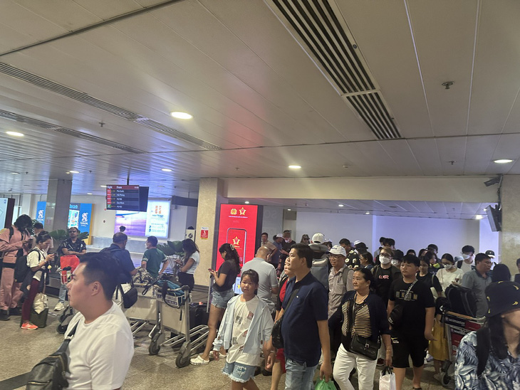 Hành khách đi lại ở sân bay Tân Sơn Nhất bắt đầu tăng vào những ngày cuối năm - Ảnh: CÔNG TRUNG