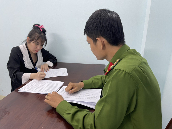 "Công chúa Tam Kỳ" Phan Thị Khánh Ly tại cơ quan điều tra - Ảnh: C.A. 