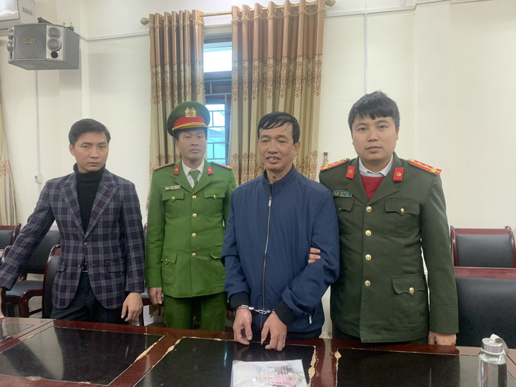 Cơ quan an ninh điều tra phối hợp với các đơn vị nghiệp vụ thực hiện lệnh bắt bị can để tạm giam đối với Phạm Văn Chờ - Ảnh: Công an tỉnh Hưng Yên