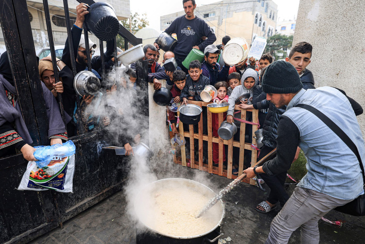 Người dân chờ nhận lương thực ở trại tị nạn Rafah phía nam Gaza - Ảnh: AFP