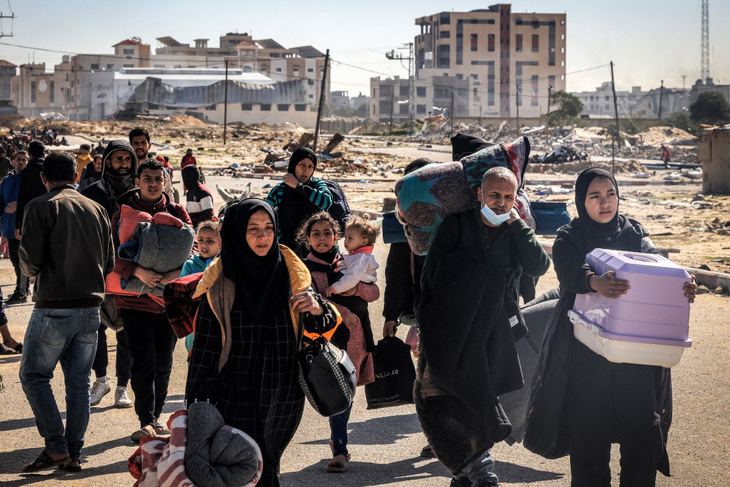 Người dân Palestine chạy khỏi thành phố Khan Younis ở miền nam Gaza ngày 30-1 - Ảnh: AFP