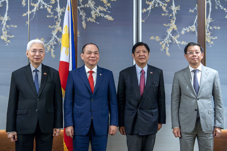 Tổng thống Philippines và Chủ tịch Vingroup Phạm Nhật Vượng (thứ hai và thứ ba từ phải sang) trong buổi gặp riêng tại Hà Nội chiều 29-1-2024 - Ảnh: Đ.H.