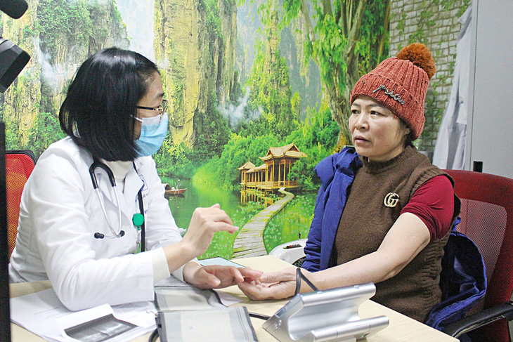 Bác sĩ Hà Thị Vân thăm khám cho bệnh nhân tại Bệnh viện Lão khoa trung ương -  Ảnh: DƯƠNG LIỄU