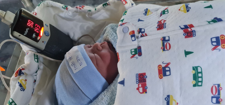 Bé trai đầu tiên được thông tim từ trong bào thai chào đời sáng 30-1 - Ảnh: BVCC
