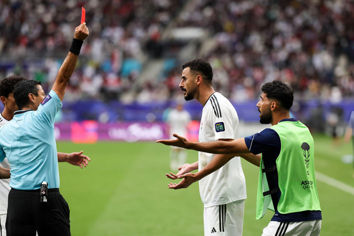 Aymen Hussein nhận thẻ đỏ từ trọng tài ở trận thua Jordan - Ảnh: GETTY