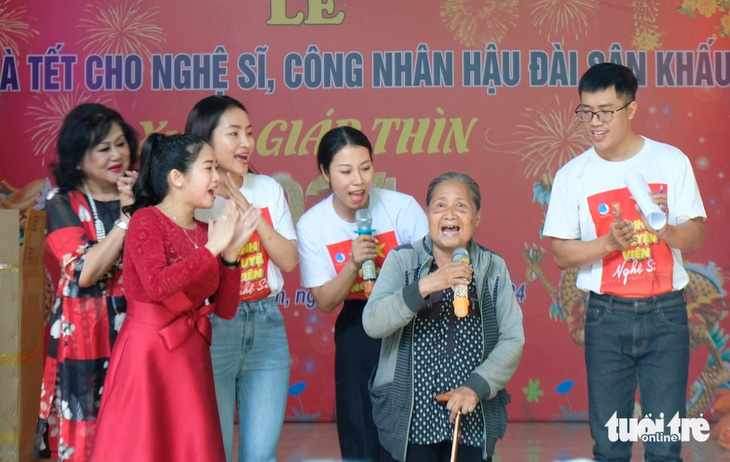 Nghệ sĩ Diệp Tuyết Anh đến nhận quà Tết và hát giao lưu văn nghệ cùng các nghệ sĩ đội tình nguyện viên - Ảnh: LINH ĐOAN