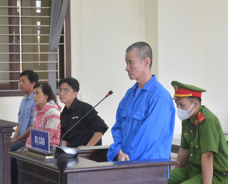 Trần Ngọc Anh nghe tòa tuyên án về tội giết mẹ trong cơn hoang tưởng do nghiện rượu - Ảnh: AN LONG