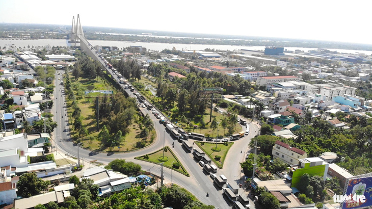 Tại chân cầu Rạch Miễu, phía tỉnh Tiền Giang, dòng xe từ quốc lộ 60 xung đột với dòng xe từ đường Lê Thị Hồng Gấm quẹo lên cầu.