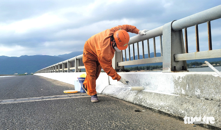 Công nhân gấp rút chỉnh trang cầu Đà Nông trên quốc lộ 29, là đường đến danh thắng quốc gia Bãi Môn - Mũi Điện - Ảnh: NGUYỄN HOÀNG