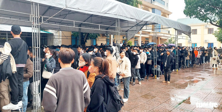 Mỗi ngày có hàng ngàn người dân Nghệ An không quản mưa rét đi đăng ký tham gia kỳ thi chọn lao động đi Hàn Quốc đợt 1 năm 2024 - Ảnh: DOÃN HÒA