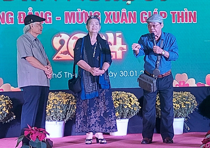 Từ phải qua: nhạc sĩ Phan Long, Trương Tuyết Mai, Phạm Minh Tuấn giao lưu trong buổi họp mặt - Ảnh: HOÀNG LÊ