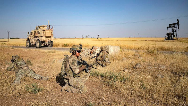 Binh sĩ Mỹ tuần tra gần mỏ dầu ở al-Qahtaniyah, tỉnh Hasakah, đông bắc Syria, vào tháng 6-2023 - Ảnh: AFP
