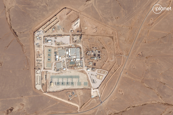 Ảnh vệ tinh do Planet Labs PBC công bố ngày 29-1 và được chụp ngày 12-10-2023, cho thấy căn cứ được gọi là Tháp 22 của Mỹ, ở gần biên giới Jordan với Iraq và Syria - Ảnh: AFP